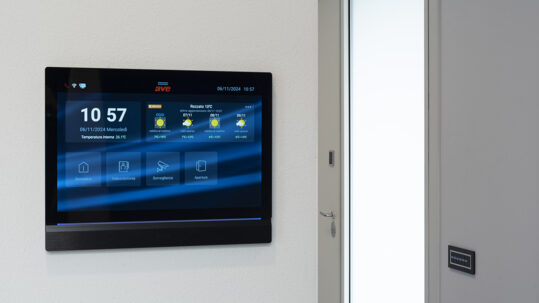 Una villa contemporanea con i touch screen AVE