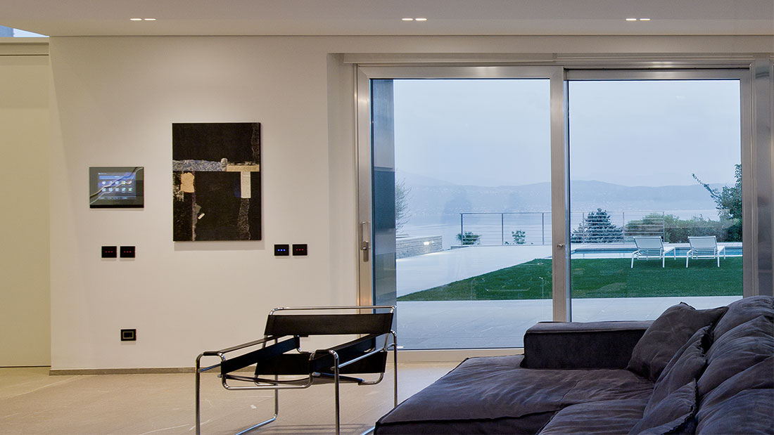AVE’s design and home automation in an elegant villa on Lake Garda